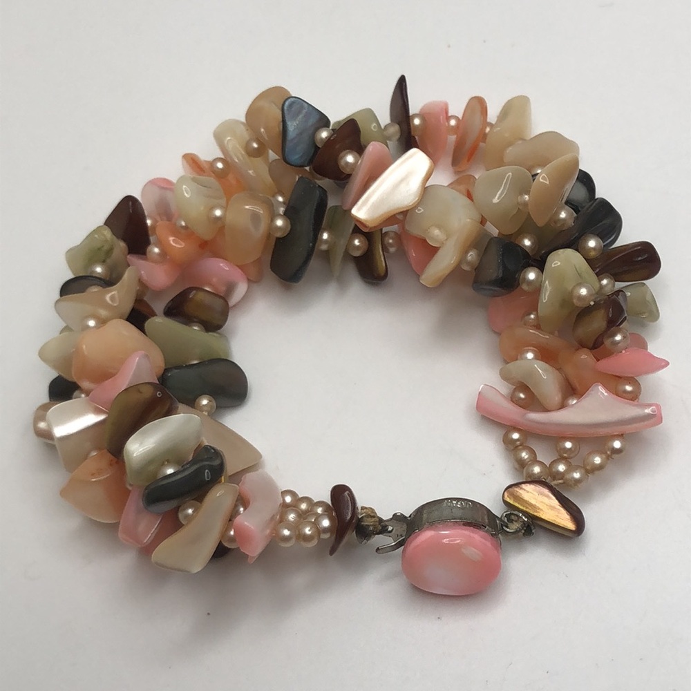 Beach Life Bracelet made of mother of pearl pieces, very elegant.